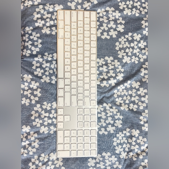 Magic Keyboard with Numeric Keypad - US English - Picture 1 of 3